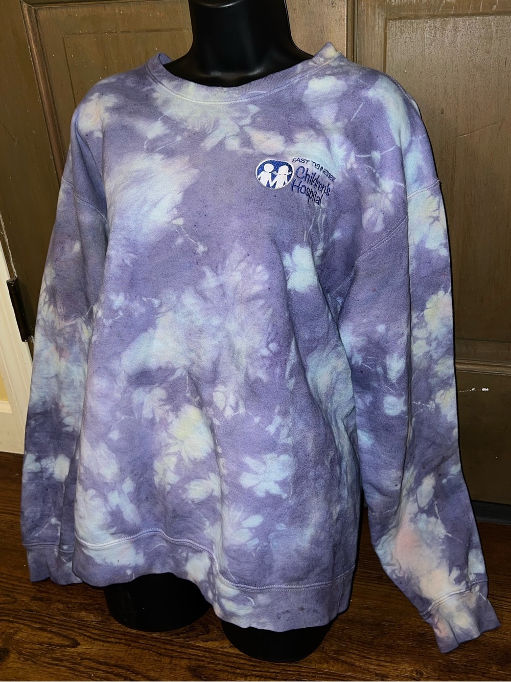 Lavender Tie Dye Reworked Crewneck Sweatshirt TN Children’s Hospital Size M - Picture 6 of 7